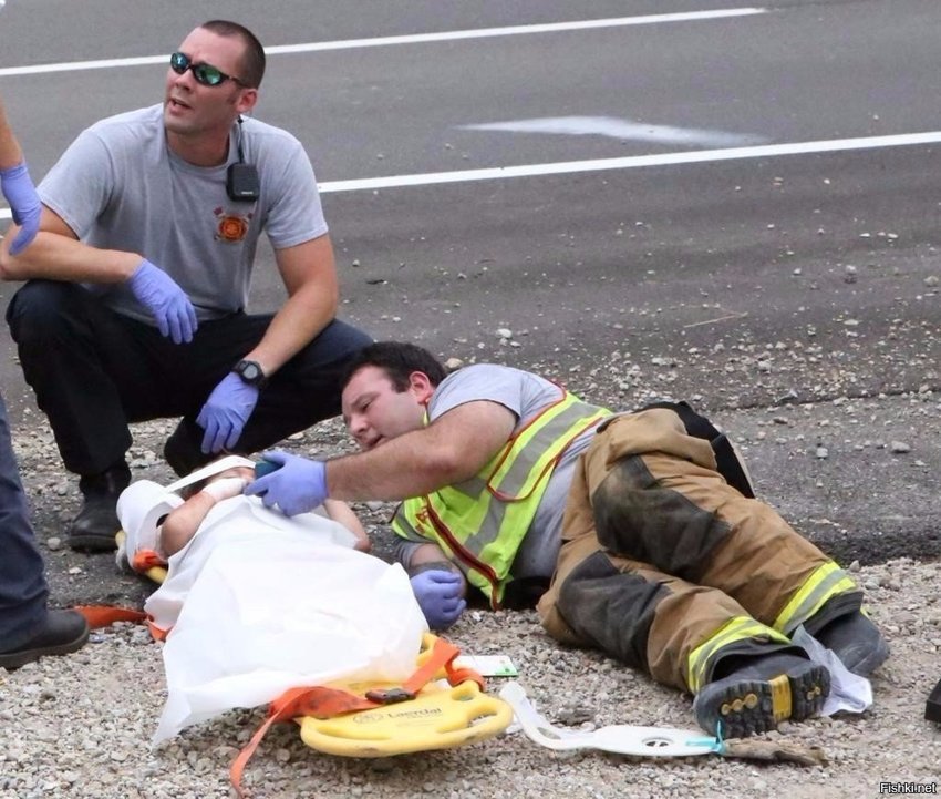 После автомобильной аварии спасатель лег рядом с пострадавшим ребенком и успо...