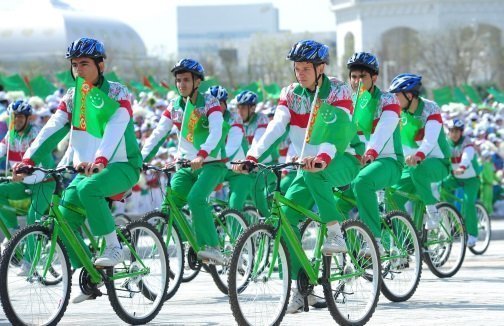 Бюджетников Туркмении обяжут купить велосипед у родственников президента страны
