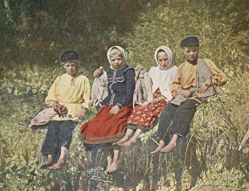 Как воспитывали дочерей в крестьянских семьях 100 лет тому назад: Что умела делать девочка 10 лет