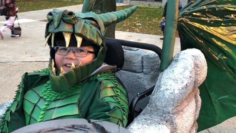 Инженеры разработали необычный костюм на Хеллоуин для мальчика-инвалида