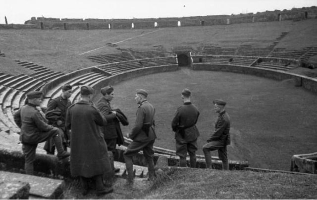 Солдаты Германии посещают амфитеатр в Помпеях, 1940 год, Италия.