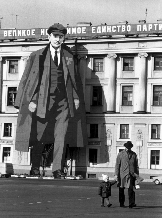 Изображение Ленина на Дворцовой площади по случаю майских праздников, Ленинград, 1973 год..