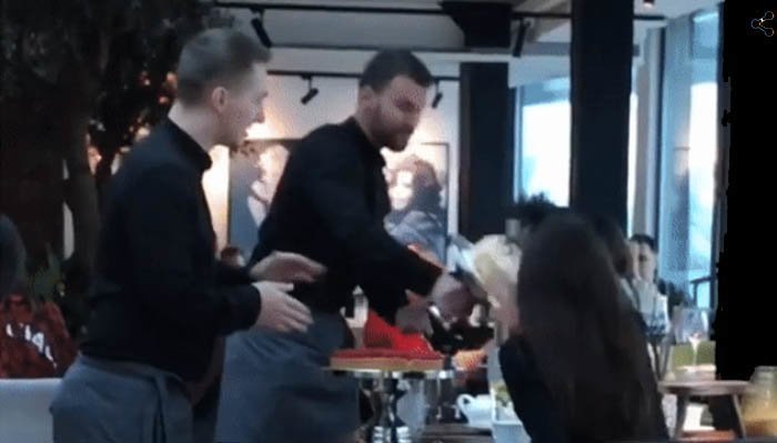 Клиентке киевского ресторана прилетело тортом в лицо: видео