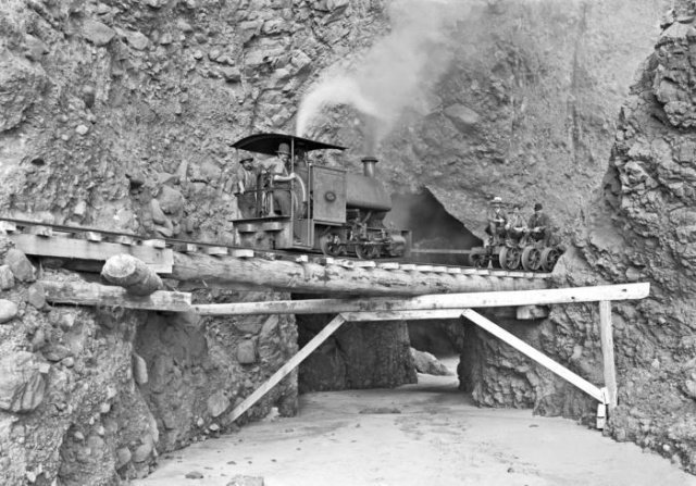 Начальство проверяет собой узкоколейку, 1915 год, Новая Зеландия 