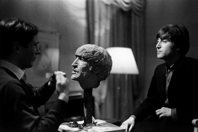 Джон Леннон позирует во время изготовления собственного бюста, Париж, 1964 год. 