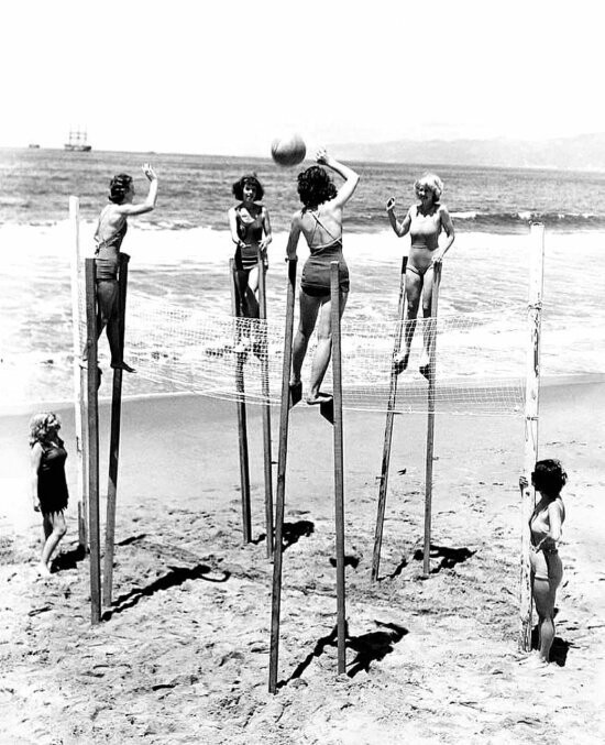 Девушки играют в волейбол на ходулях, Калифорния, 1934 год. 