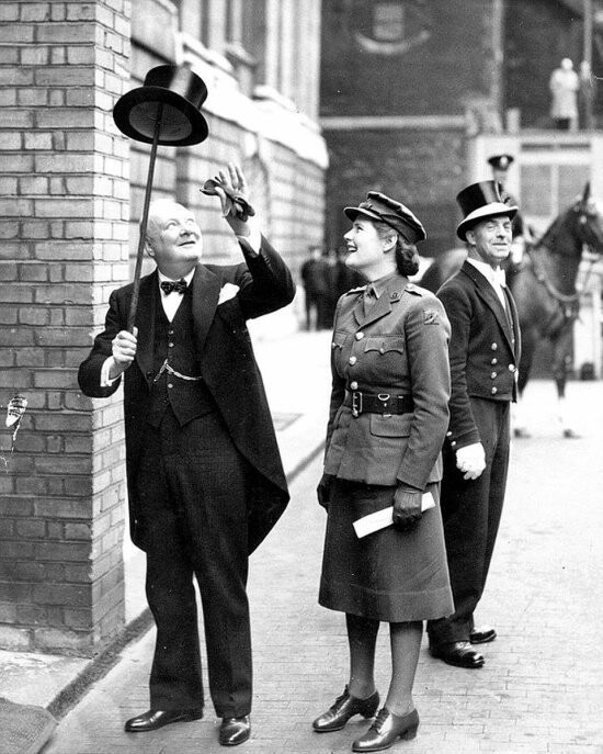 Уинстон Черчилль с дочерью на военно-полевых учениях, Лондон, 1944 год.