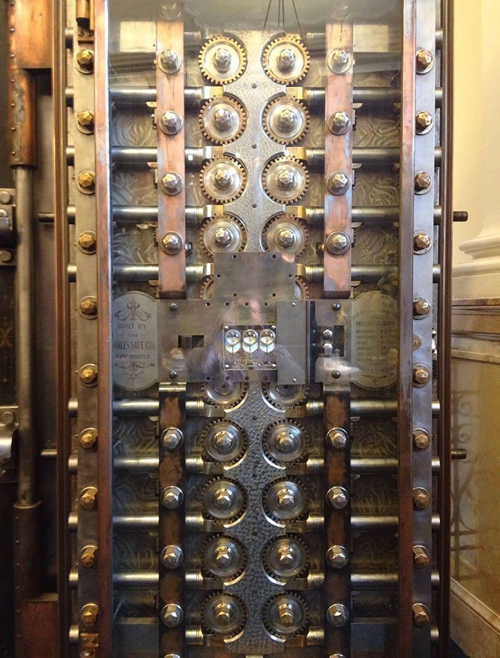 Дверь банковского сейфа 1800-х годов изнутри.