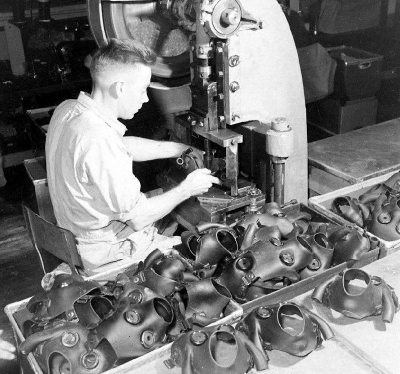 Изготовление противогазов для американской армии на арсенале в городе Эджевуд в штате Мэриленд. США, 1942-й год.