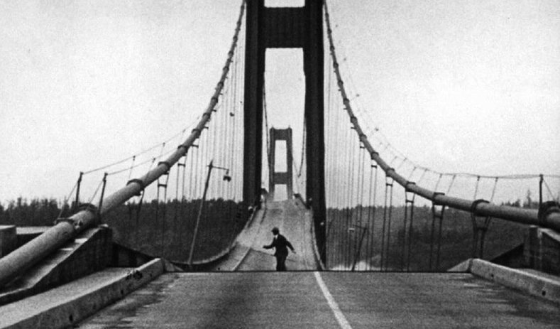 Единственный водитель спасается во время крушения Такомского моста. США, 1940 год. 