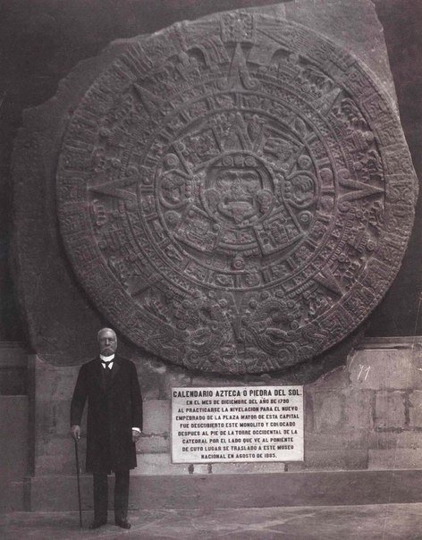 Мексиканский президент Порфирио Диаз стоит рядом с солнечным календарём Ацтеков. 1903 год.