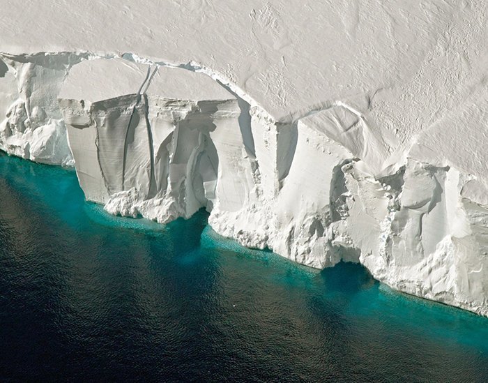 Средняя толщина льда в Антарктиде - 1,6 километра