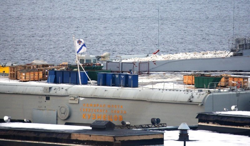 Подъемный кран с плавучего дока ПД-50 на полетной палубе "Адмирала Кузнецова
