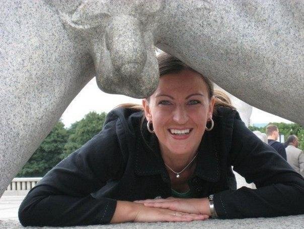Зачем женщины лезут на памятники?