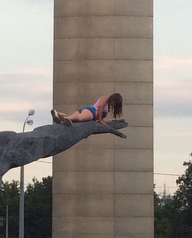 Зачем женщины лезут на памятники?