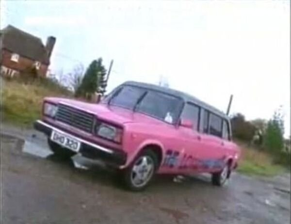 Кстати, Lada Riva Stretched Limousine один раз даже мелькнула в сюжете известной программы Top Gear. Было это в 1987 году. Лимузин, правда, был уже окрашен в розовый цвет.