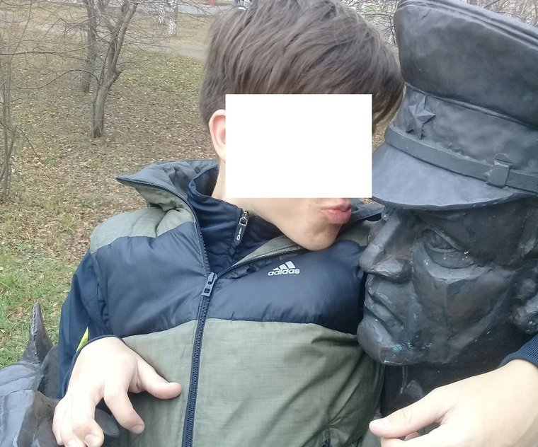 Уральские подростки осквернили памятник российским пограничникам