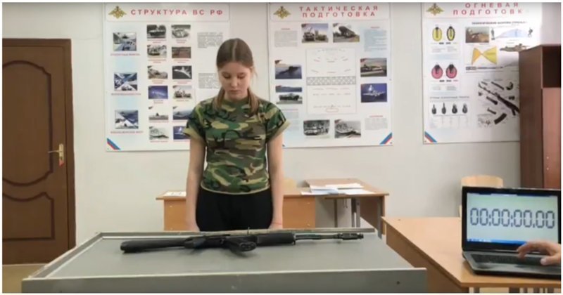Девочка разбирает АК-74М на скорость