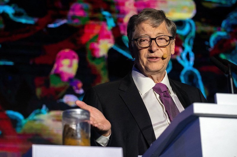 Билл Гейтс вышел на сцену с банкой фекалий и продемонстрировал работу инновационного унитаза
