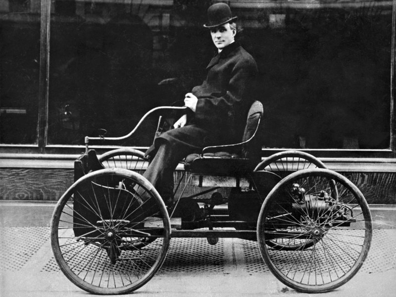 Генри Форд за рулем Quadricycle — своего первого автомобиля (1896)