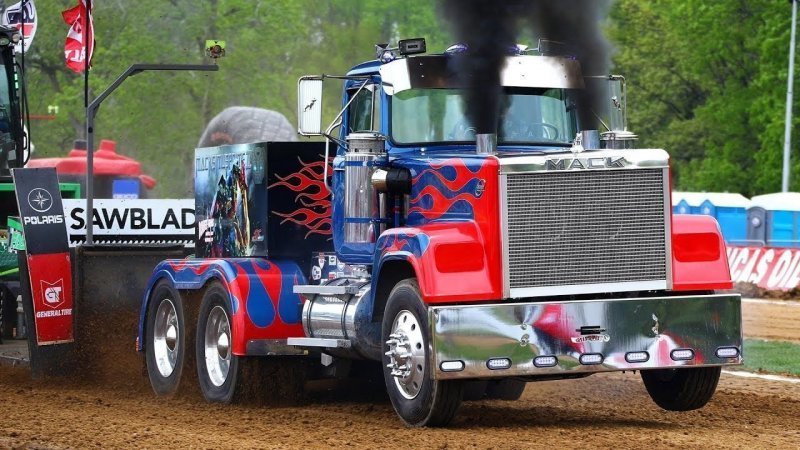 Соревнования мощных дизельных грузовиков по перетягиванию груза