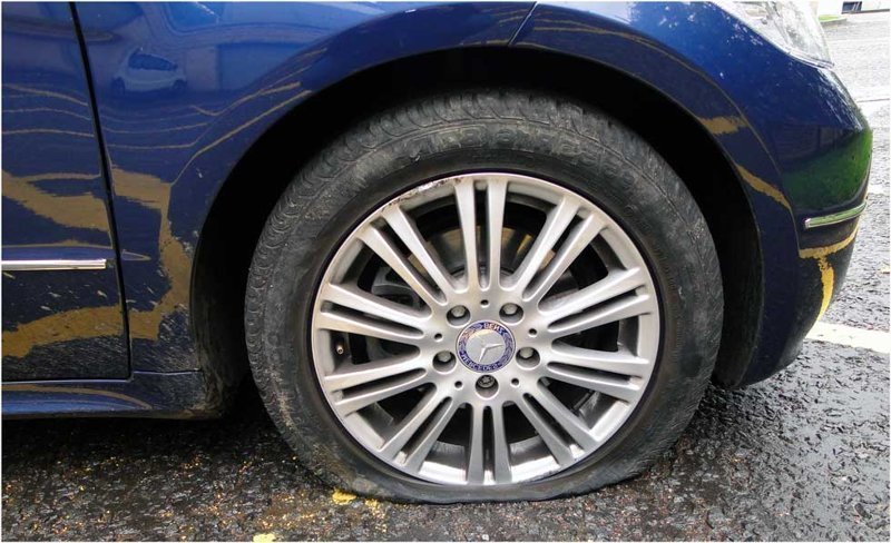 Что делать, если спустило колесо в автомобиле и нет насоса
