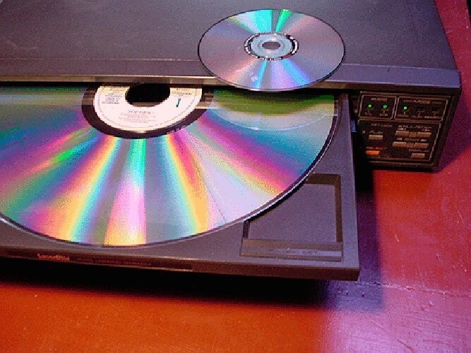 Поговорим о дисках,которые тоже сперва хранили аналоговое видео