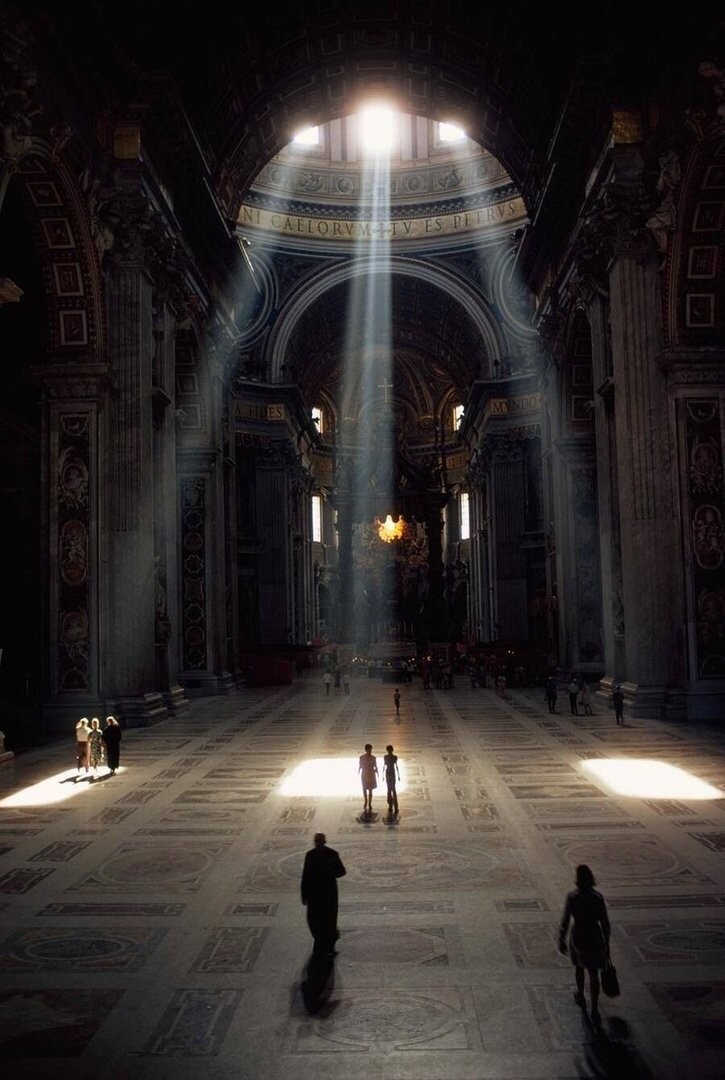 Лучи солнечного света освещают базилику и ее мозаичный пол в Ватикане, 1971 год.