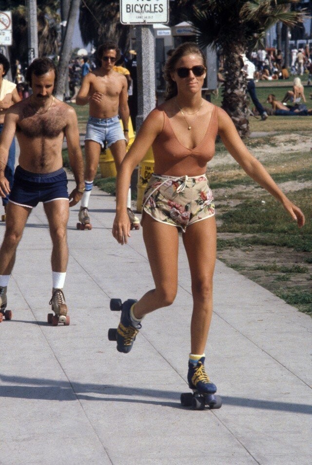 Катание на роликовых коньках по набережной богемного пригорода Лос-Анджелеса, 1979 год. 