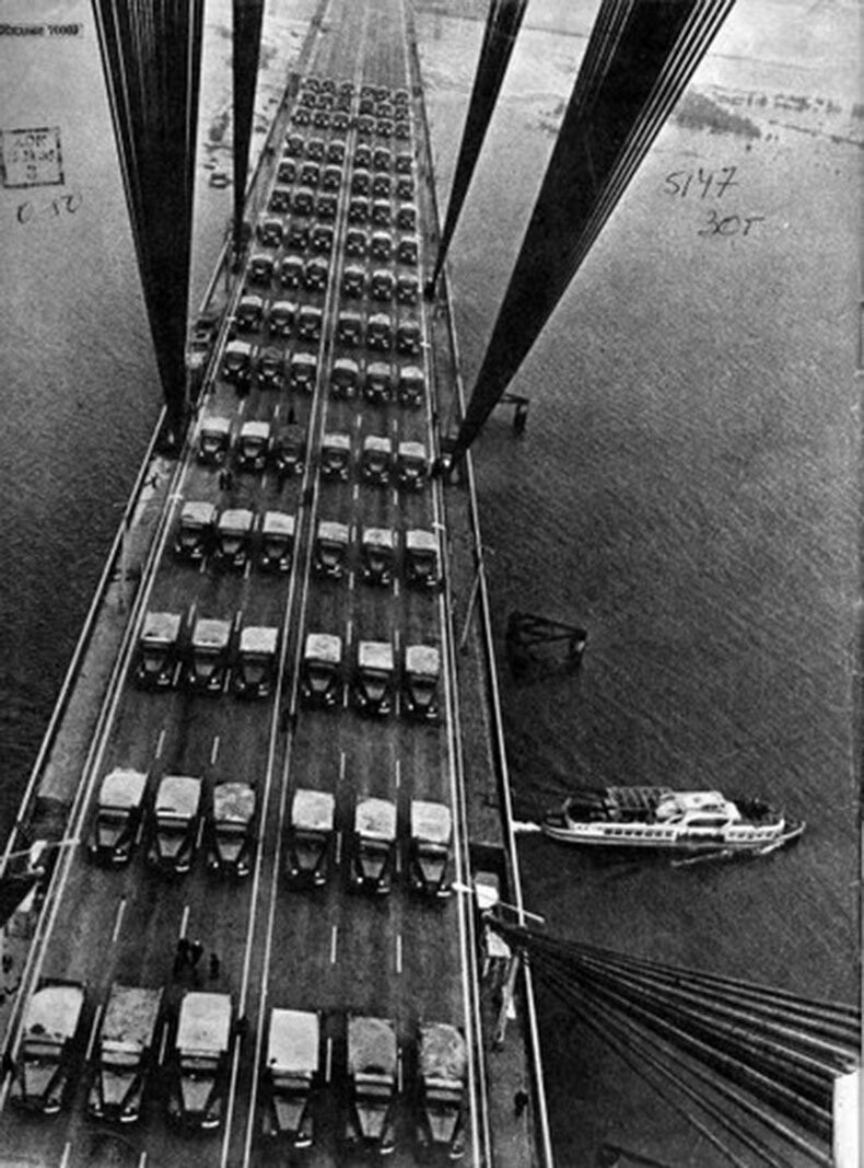 Испытание на прочность Московского моста УРСР, на мост вывезли 150 50 КрАЗов, кузова которых были доверху загружены песком. При чем этого веса было выше нормы. 