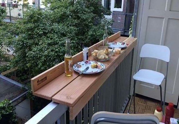 А если балкон не остеклен, то можно сделать такой столик