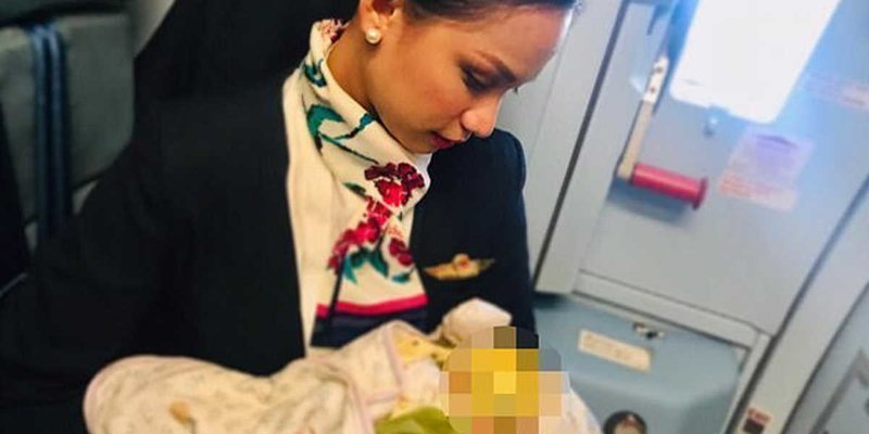 Как стюардесса покормила грудью чужого голодного младенца