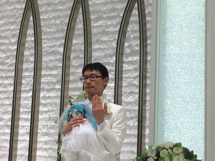 35-летний японец женился на виртуальной певице Мику Хацунэ