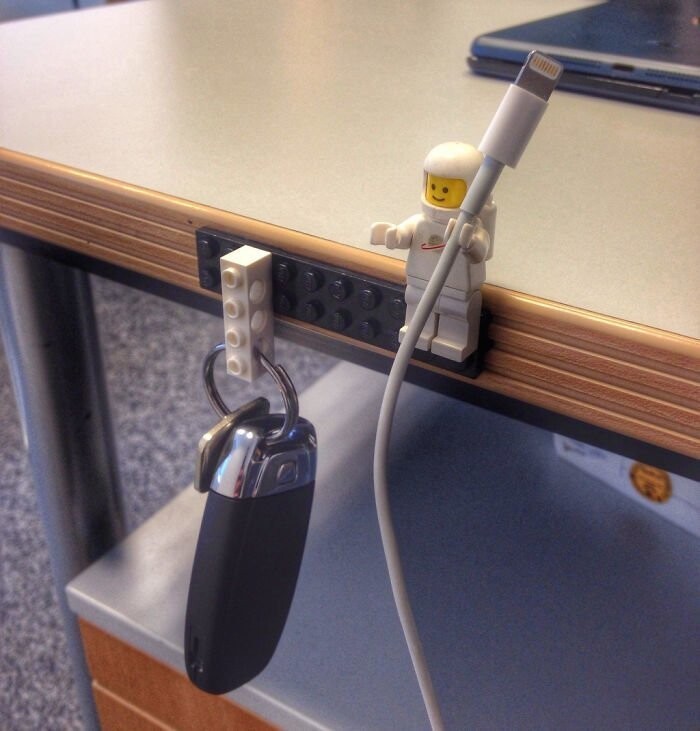 3. Фигурки Лего сгодятся в качестве держателя USB-кабелей и даже ключей