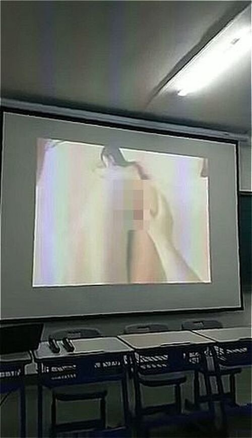 Преподаватель случайно включил порно во время урока