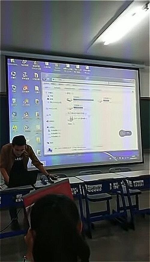 Преподаватель случайно включил порно во время урока