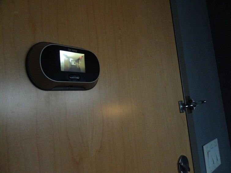 В этом номере отеля есть цифровой глазок