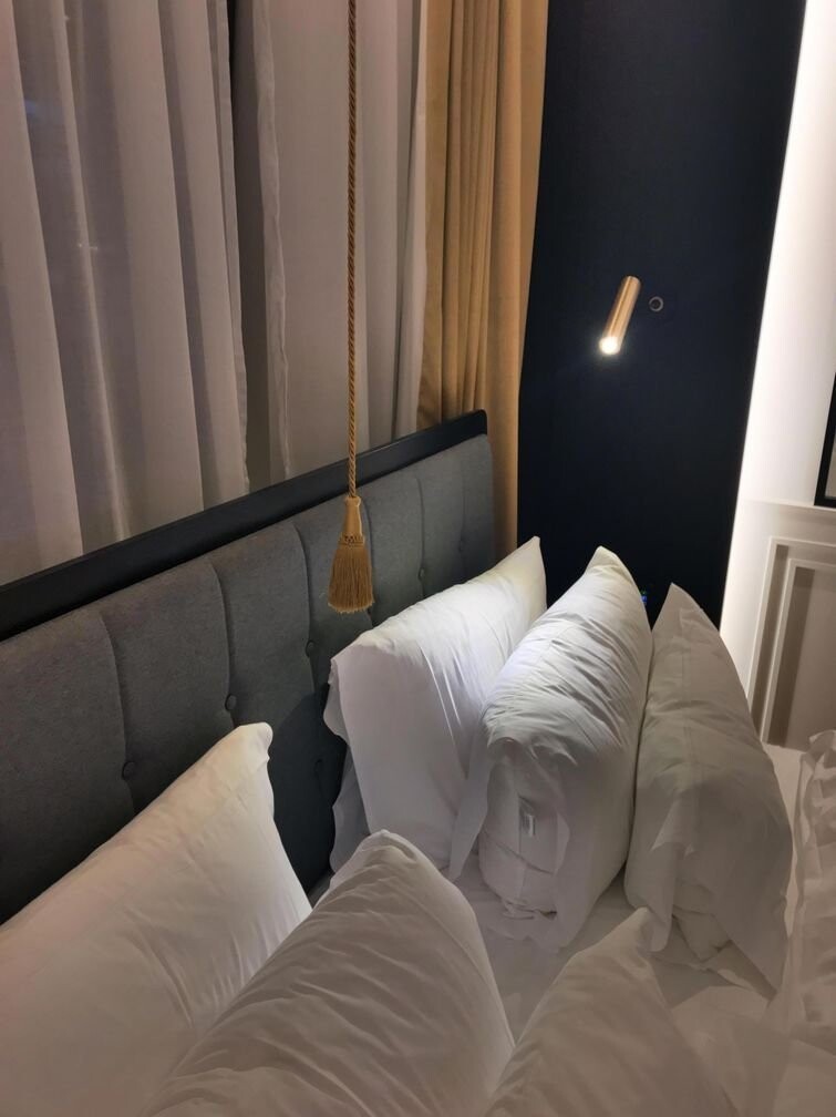 "В моём гостиничном номере есть верёвка, которая включает/выключает весь свет в комнате"