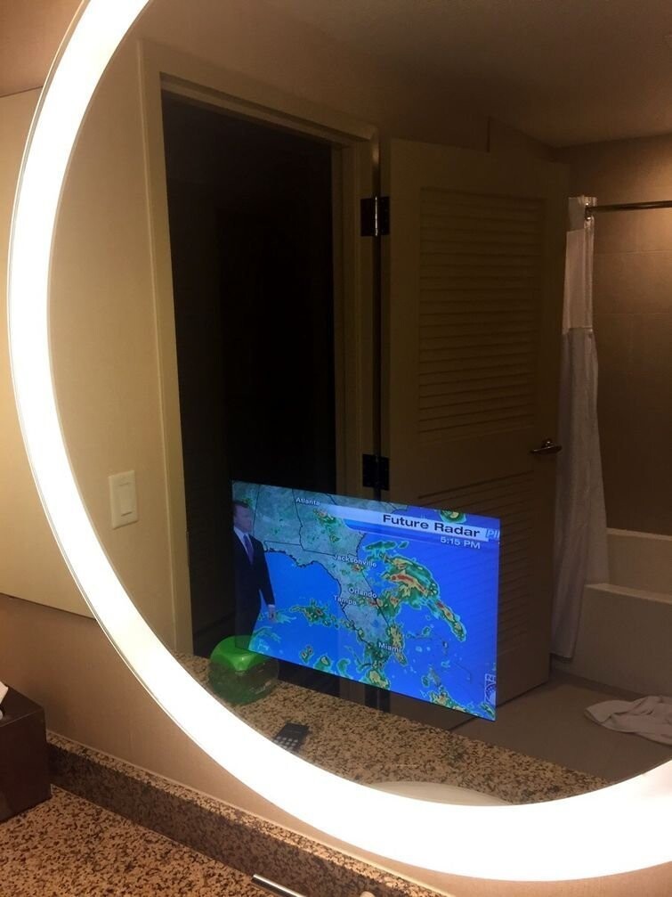 "В ванной комнате моего отеля есть зеркало со встроенным телевизором"
