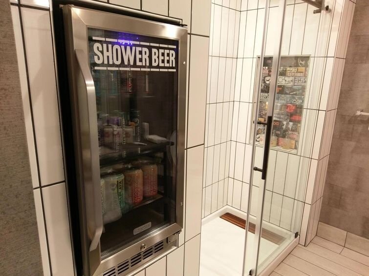 "В душе отеля, в котором я остановился, есть холодильник с пивом под названием «Пиво для душа»"
