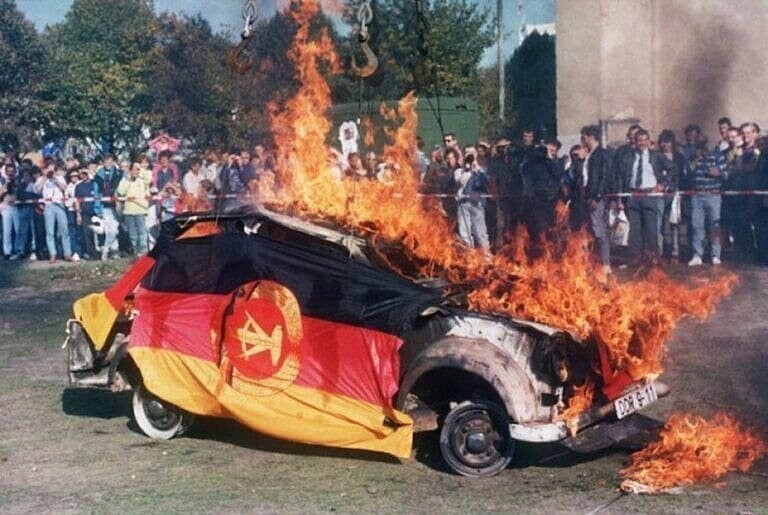 Сожжение Трабанта и флага ГДР осень 1990 года