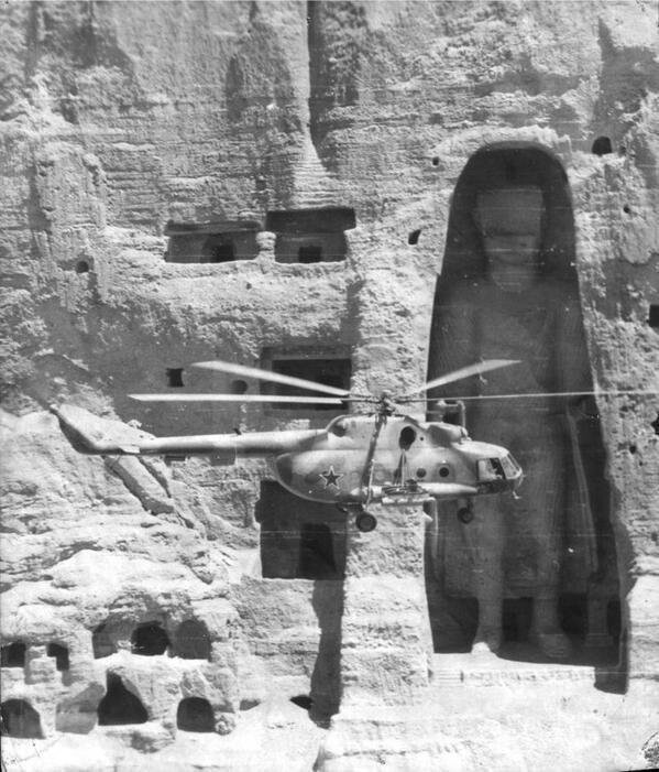 Советский вертолет на фоне статуи Будды в провинции Бамиан. Афганистан, 1985 г.