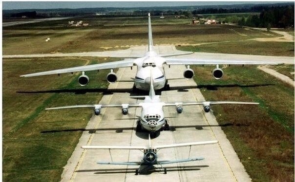 Дед, отец и сын АН-124 (Руслан), АН-12 и АН-2