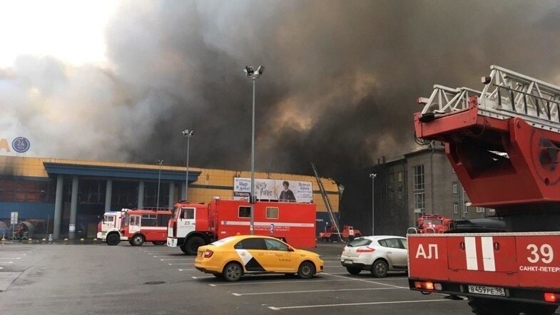 Крупный пожар в гипермаркете в Санкт-Петербурге