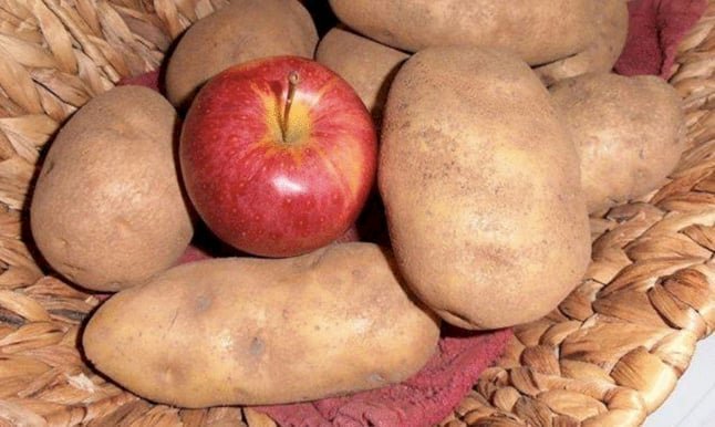 5. Положите яблоко к картофелю, и оно не даст ему прорастать и сморщиваться