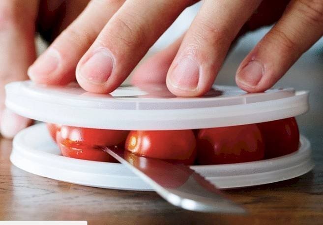 8. Резать томаты черри станет гораздо проще, если вы зажмёте их между двумя пластиковыми крышечками