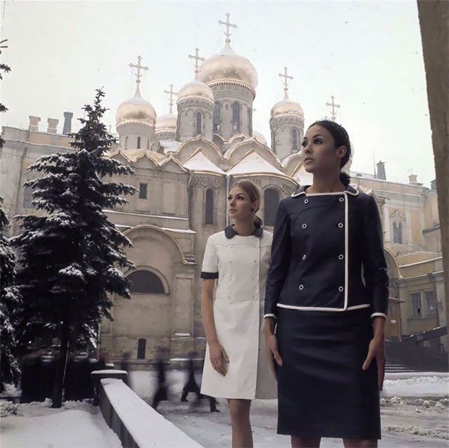 Фото Москвы в 1965 году с гостьями из будущего