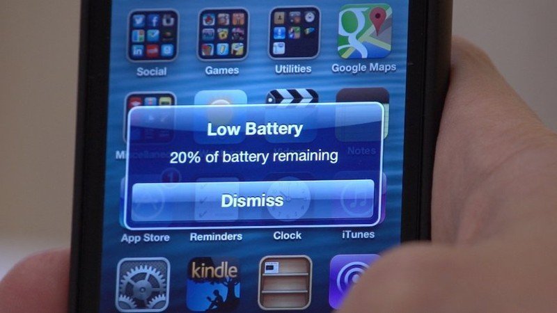 3. Оставлять заряжаться телефон на всю ночь — значит гробить батарею.