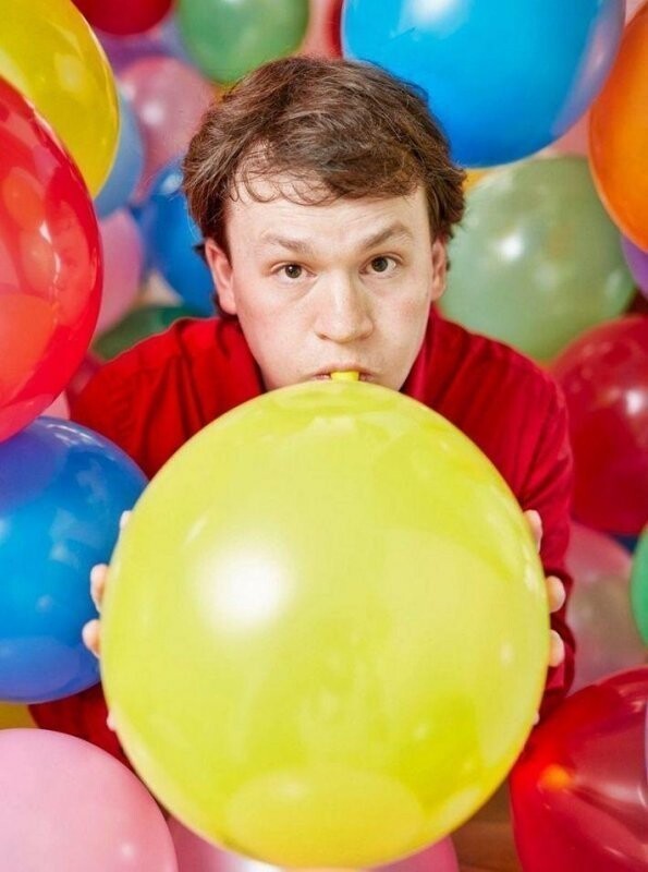 11. Хантер Ивен надул больше всего шариков за час — 910 штук. Вот кого надо приглашать для организации детских праздников. 