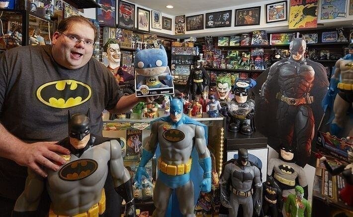5. Правду говорят, что первые 40 лет в жизни мальчика самые сложные. Этот мужчина собрал самую большую коллекцию фигурок Бэтмена. 